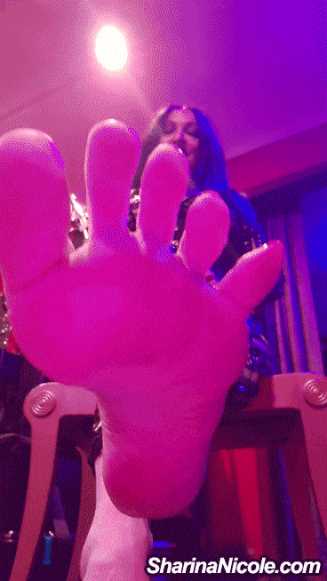 Happy Foot Fetish Friday! From Mistress Sharina Nicole and her beautiful feet & toes👣 Happy Foot Fetish Friday! From Mistress Sharina Nicole and her beautiful feet & toes👣